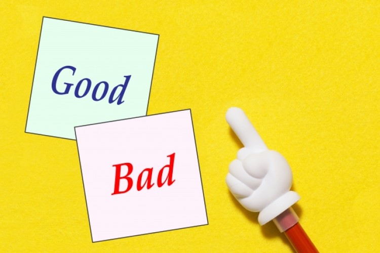黄色の背景に「Good」「Bad」と書かれたカードを手差し棒で指している画像